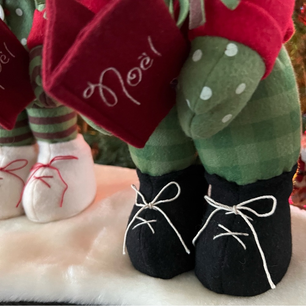 NEW Avon Carolers Musical Stuffed Figurines, Set of 2, Boy Sings Deck The Halls - Picture 12 of 16